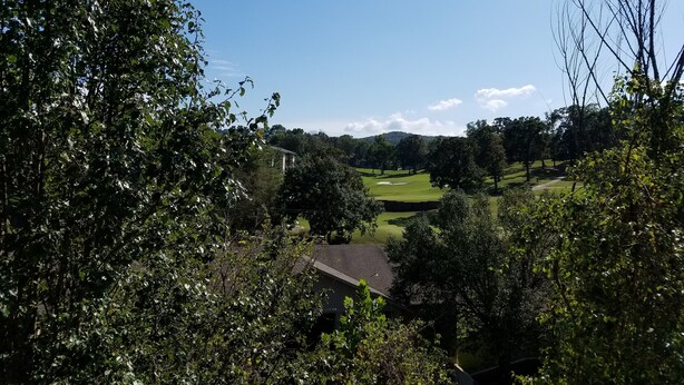 Un terrain de golf avec un bâtiment en arrière-plan.