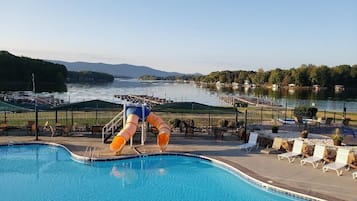 Piscine intérieure, piscine extérieure