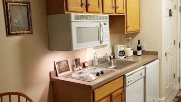 Réfrigérateur, four à micro-ondes, surface de cuisson, lave-vaisselle