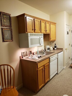 ثلاجة، ميكروويف، موقد طهي مسطح، غسالة أطباق