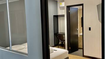 Skrivebord, arbejdsområde til bærbare computere, mørklægningsgardiner