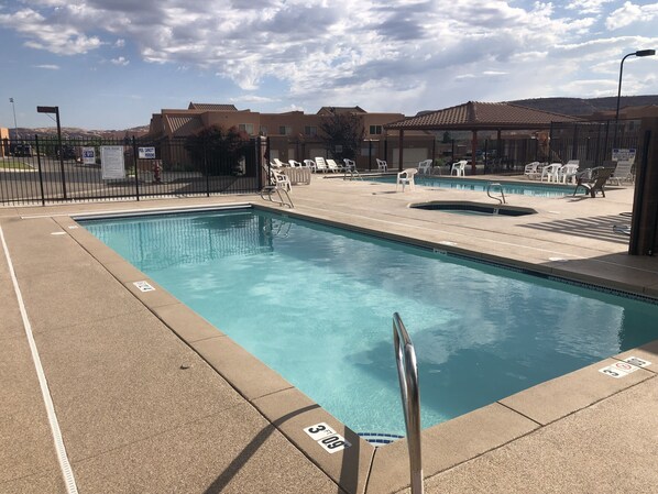 حمّام سباحة خارجي، حمّام سباحة مُدفَّأ