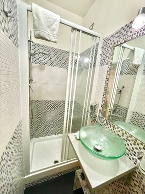 Dreibettzimmer | Badezimmer | Dusche, kostenlose Toilettenartikel, Haartrockner, Bidet