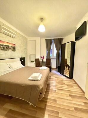 Desk, laptop workspace, blackout drapes, soundproofing - A Home in Rome (Rome)