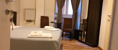 Doppel- oder Zweibettzimmer | Schreibtisch, laptopgeeigneter Arbeitsplatz, Verdunkelungsvorhänge