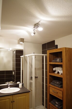 Dusche, Haartrockner, Handtücher