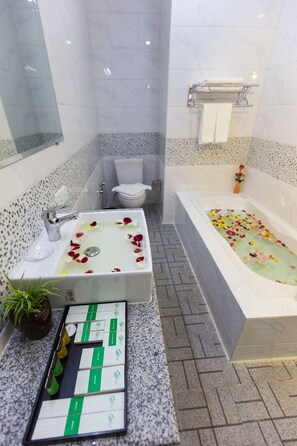 Royal Room | Bathroom | Shower, free toiletries, hair dryer, towels - Mya Taw Win Hotel (Kalaw)