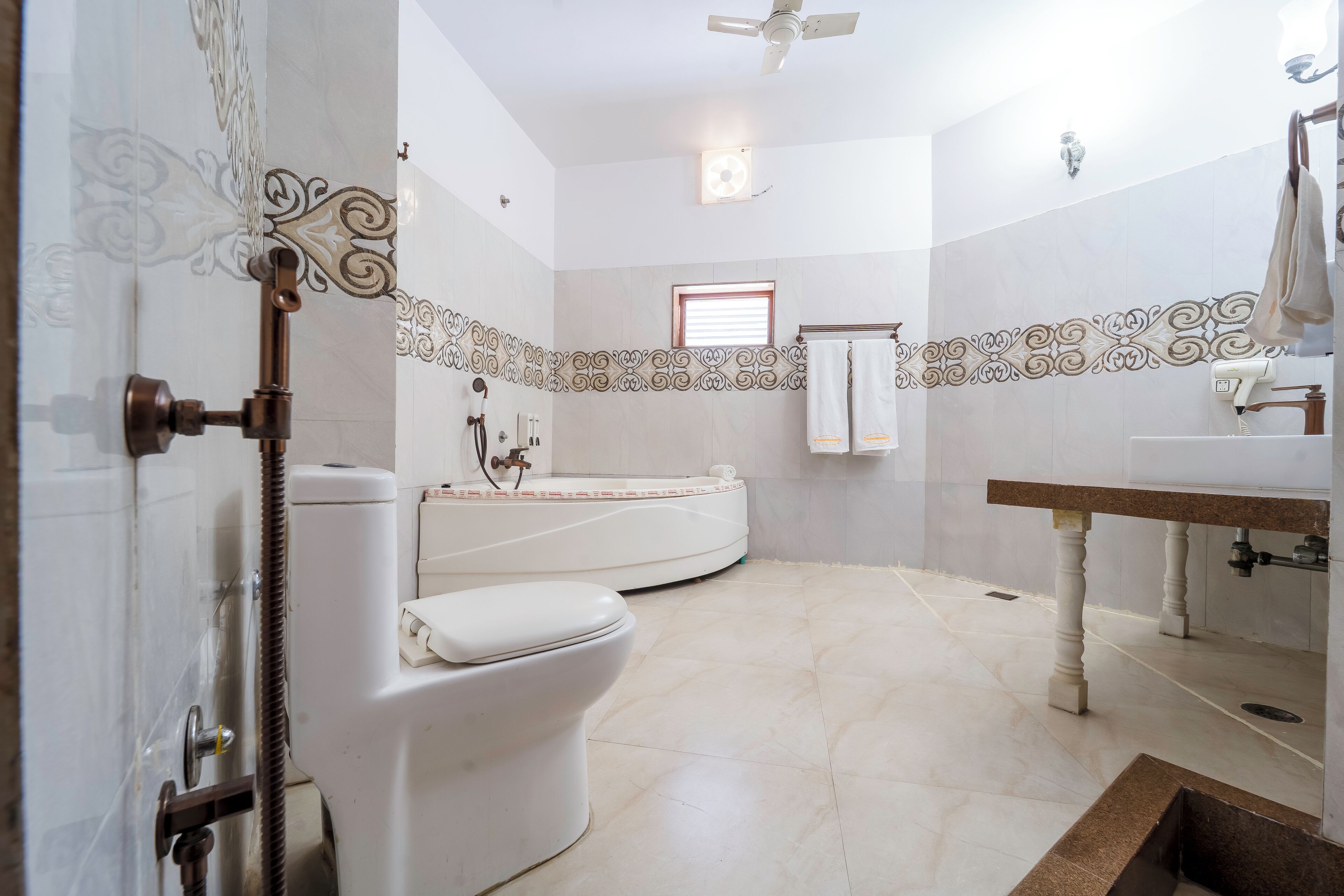 Un baño con inodoro, bañera y lavamanos.
