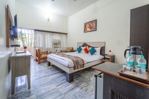 Escritorio, wifi gratis y ropa de cama 