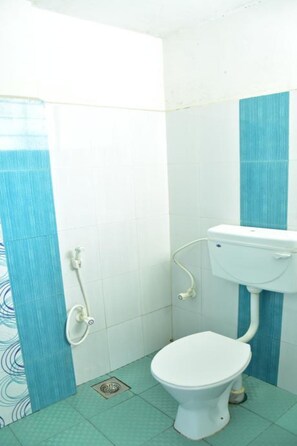 Phòng Economy | Phòng tắm | Buồng tắm vòi sen, đồ dùng nhà tắm miễn phí, khăn tắm 