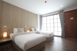 Connecting Rooms | Minibar (inkludert), safe på rommet, individuelt dekorert og skrivebord