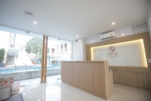 Quầy tiếp tân