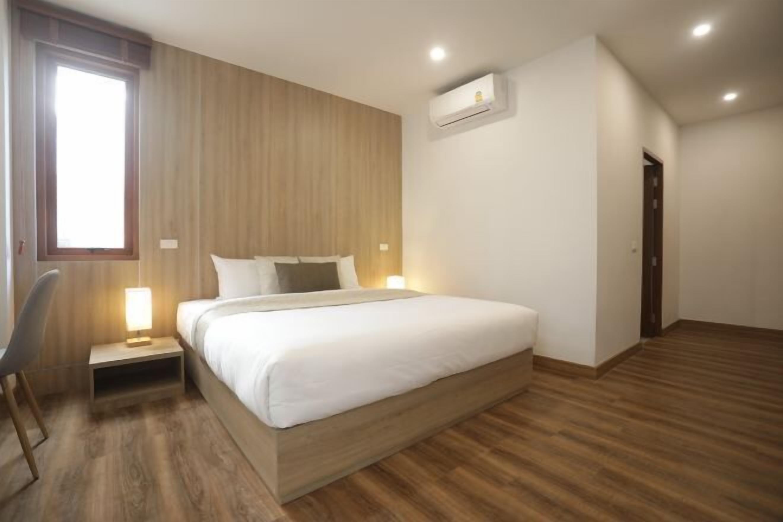 Kostenlose Minibar, Zimmersafe, individuell dekoriert, Schreibtisch