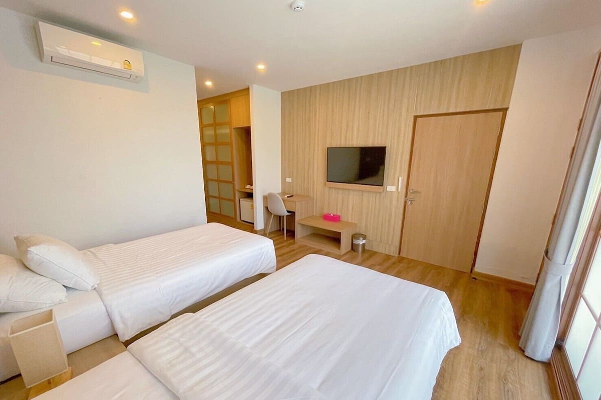 Separated Connecting Room, 2 Twin Bed (1st Floor) | Free minibar, in-room safe, individually decorated, desk