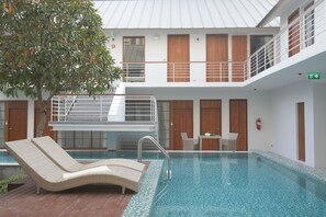 Een buitenzwembad, open van 07.00 uur tot 20.00 uur, en ligstoelen