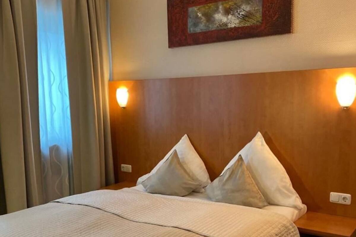 1 slaapkamer, een kluis op de kamer, een bureau, een laptopwerkplek