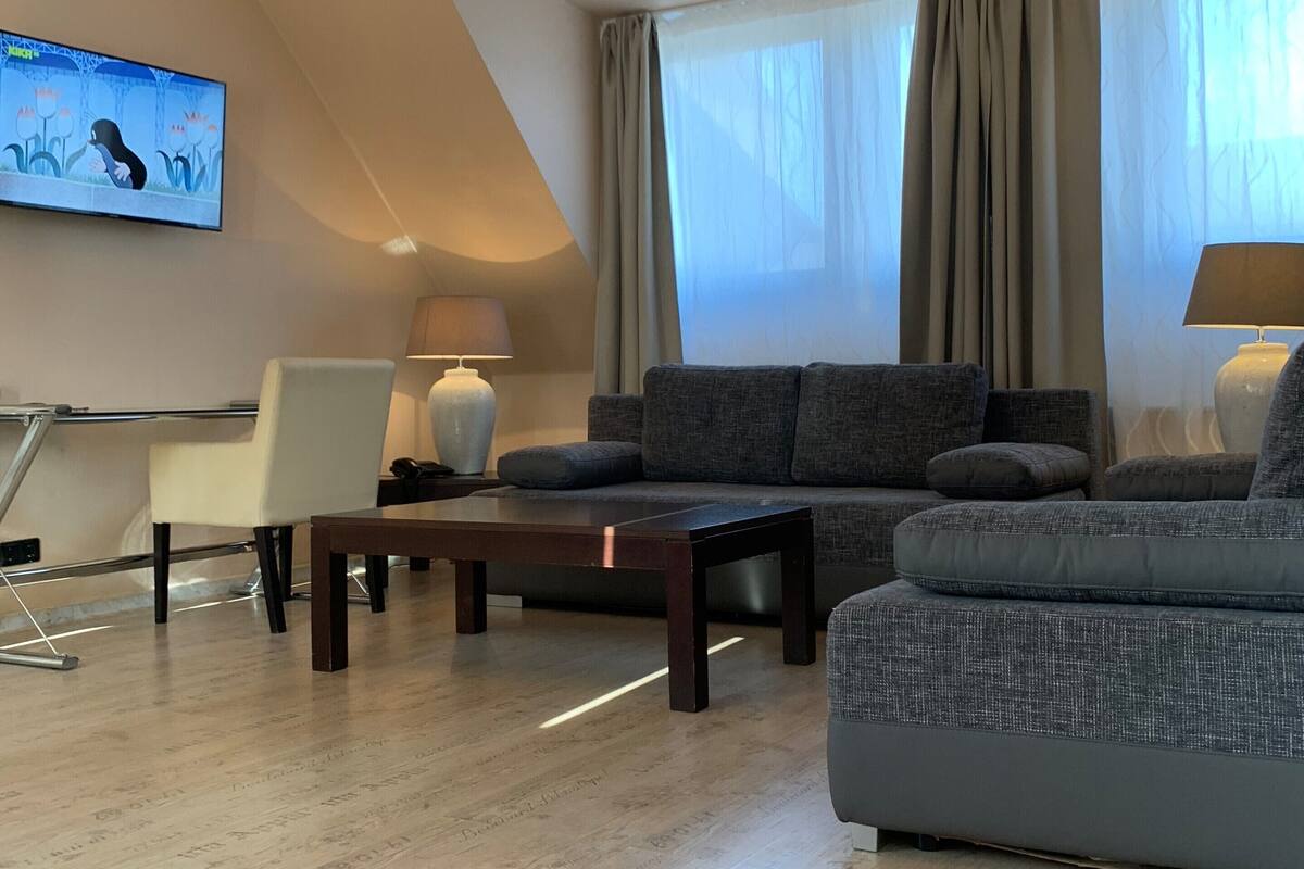 تلفزيون إل سي دي بحجم 32-بوصة يعرض قنوات فضائية، تلفزيون