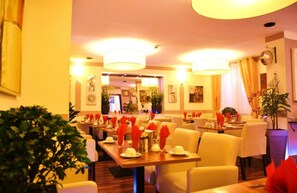 Petit déjeuner buffet (7.5 EUR par personne)