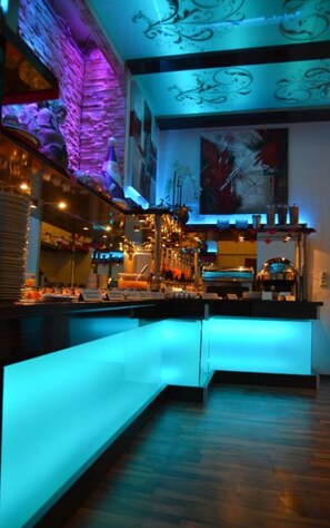 Tägliches Frühstücksbuffet (7.5 EUR pro Person)