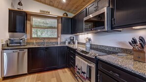 冷蔵庫、電子レンジ、オーブン、コンロ