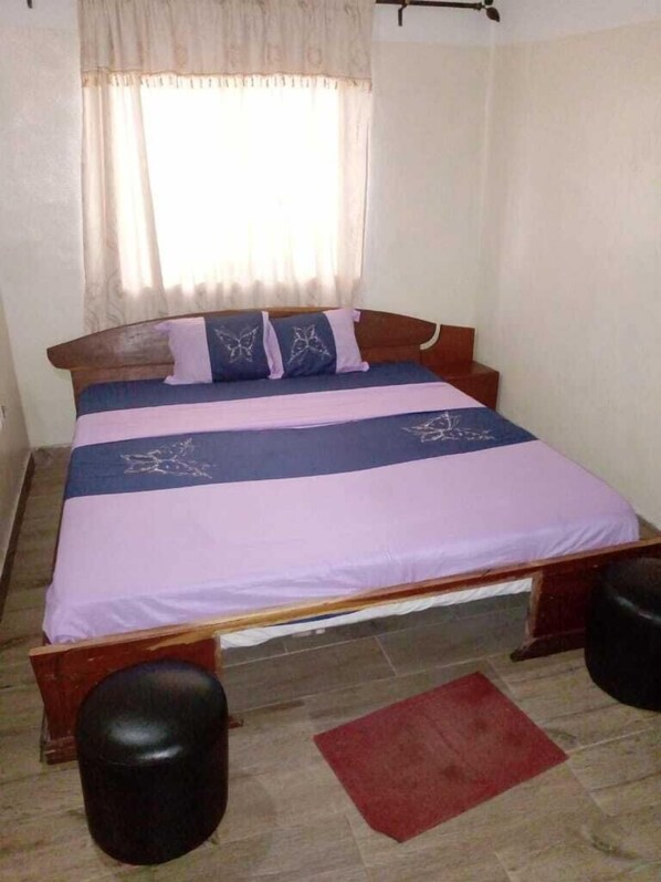 Minibar, desk, free WiFi, bed sheets