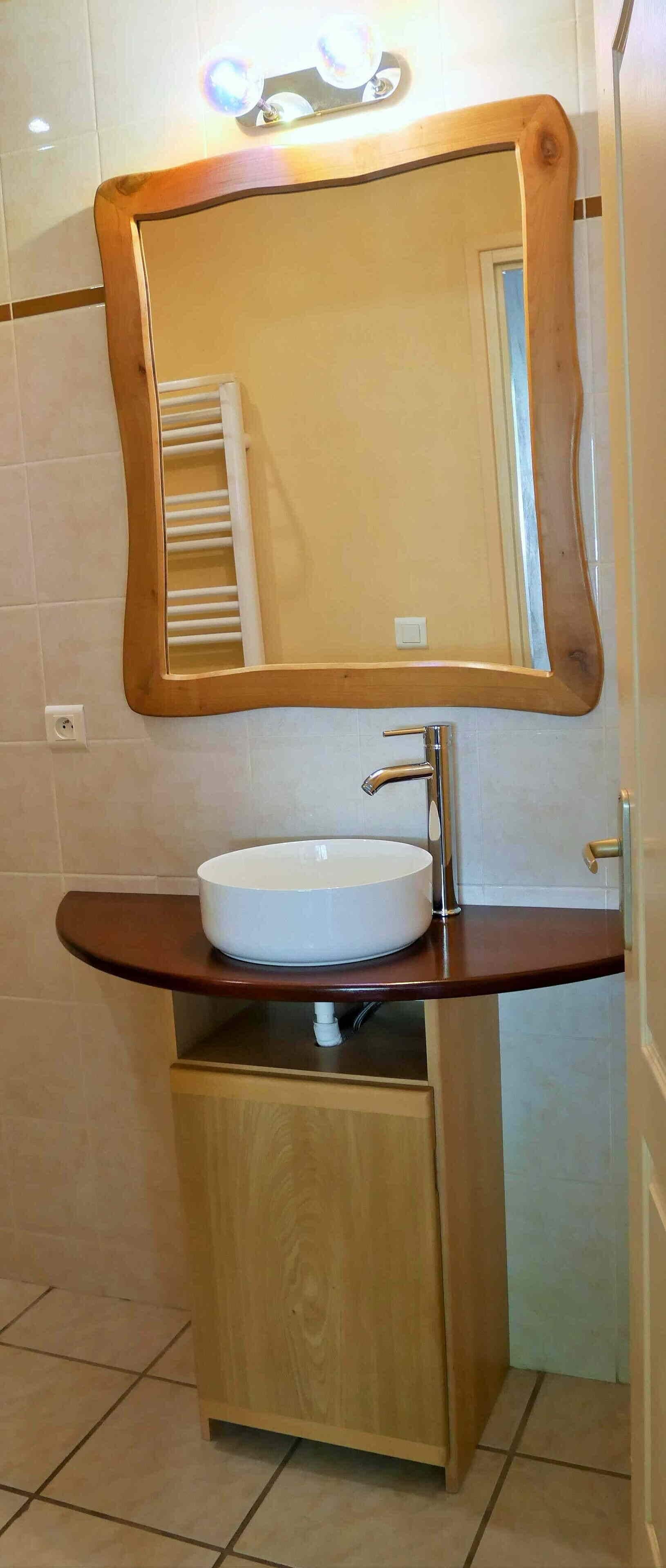 Dusj, hårføner, håndklær og såpe