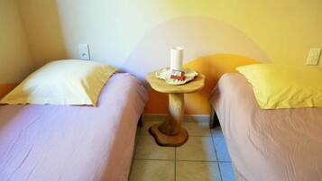 1 habitación, tabla de planchar con plancha y cuna de viaje