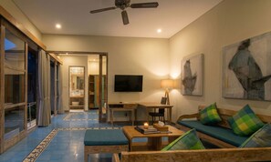 Villa, 1 habitación, alberca privada | Área de sala de estar | Televisión LCD de 40 pulgadas con canales por cable y televisión 