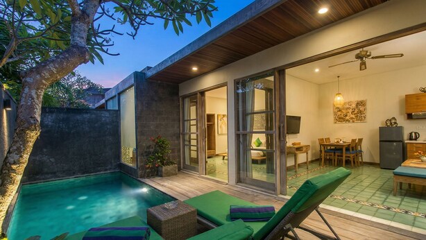 Una casa moderna con piscina, comedor y cocina.