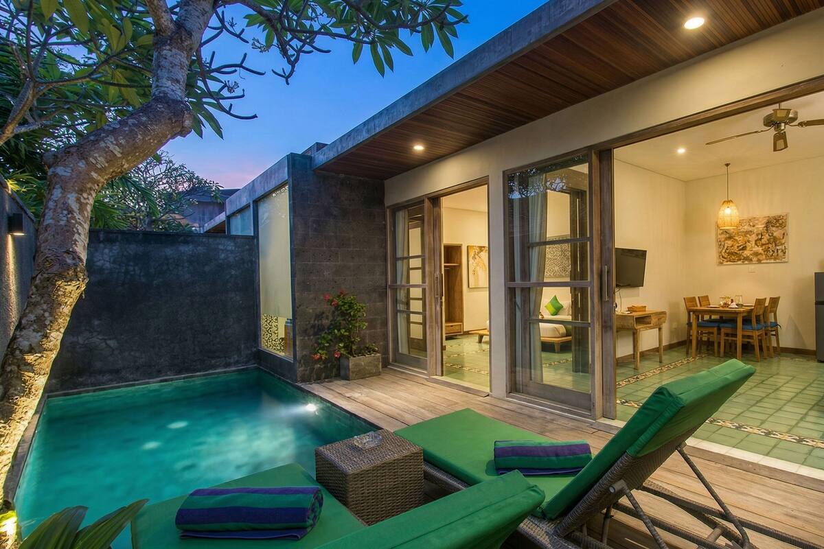 Ein modernes Haus mit einem Swimmingpool, einem Essbereich und einer Küche.