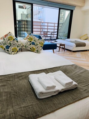 Phòng dành cho gia đình (with terrace) | Bàn, màn/rèm cản sáng, phòng cách âm 