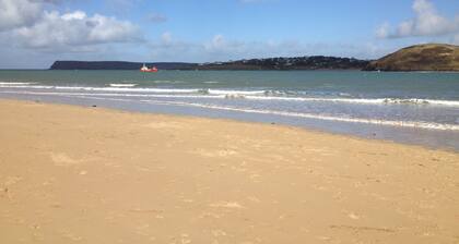 Eden Rock on moitteettomasti esitelty bungalow, joka sijaitsee Rockin sydämessä.