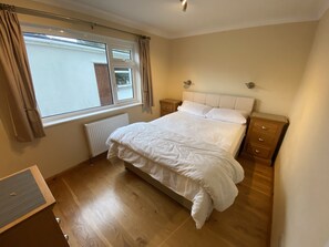 2 habitaciones, tabla de planchar con plancha y cuna de viaje 