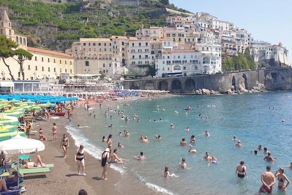 Una spiaggia nelle vicinanze, lettini da mare