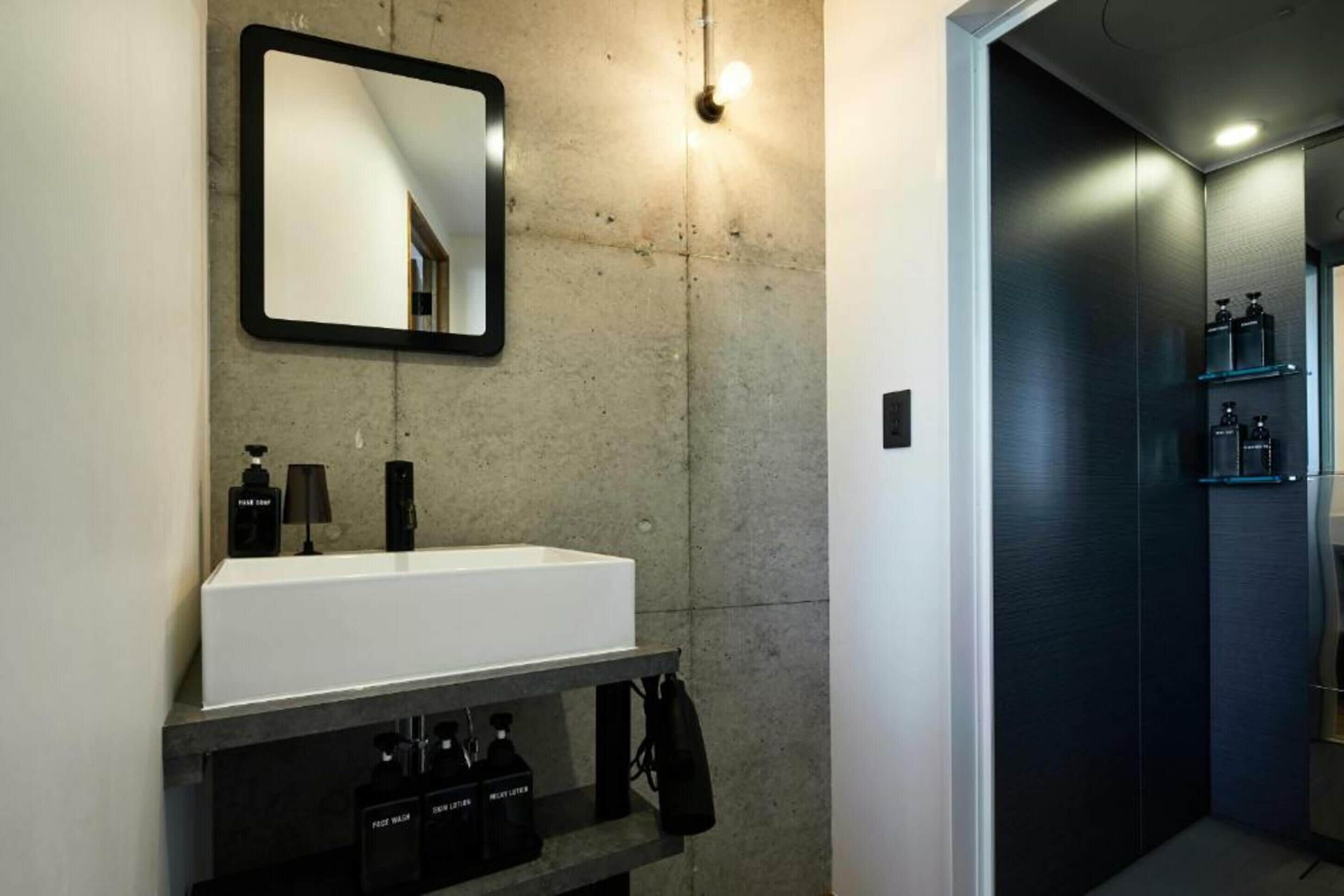 deluxe studio, multiple beds, non smoking, river view | bathroom | shower, slippers, towels