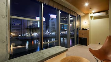 Deluxe Studio, Multiple Beds, Non Smoking, River View | Free WiFi