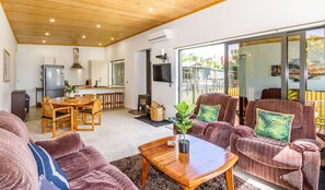 Smart TV, fireplace, books - Tiffany Pl Sunset Views <br>Sky Sports!  (Ohakune)