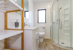 Shower, hair dryer, towels, soap - Tiffany Pl Sunset Views <br>Sky Sports!  (Ohakune)