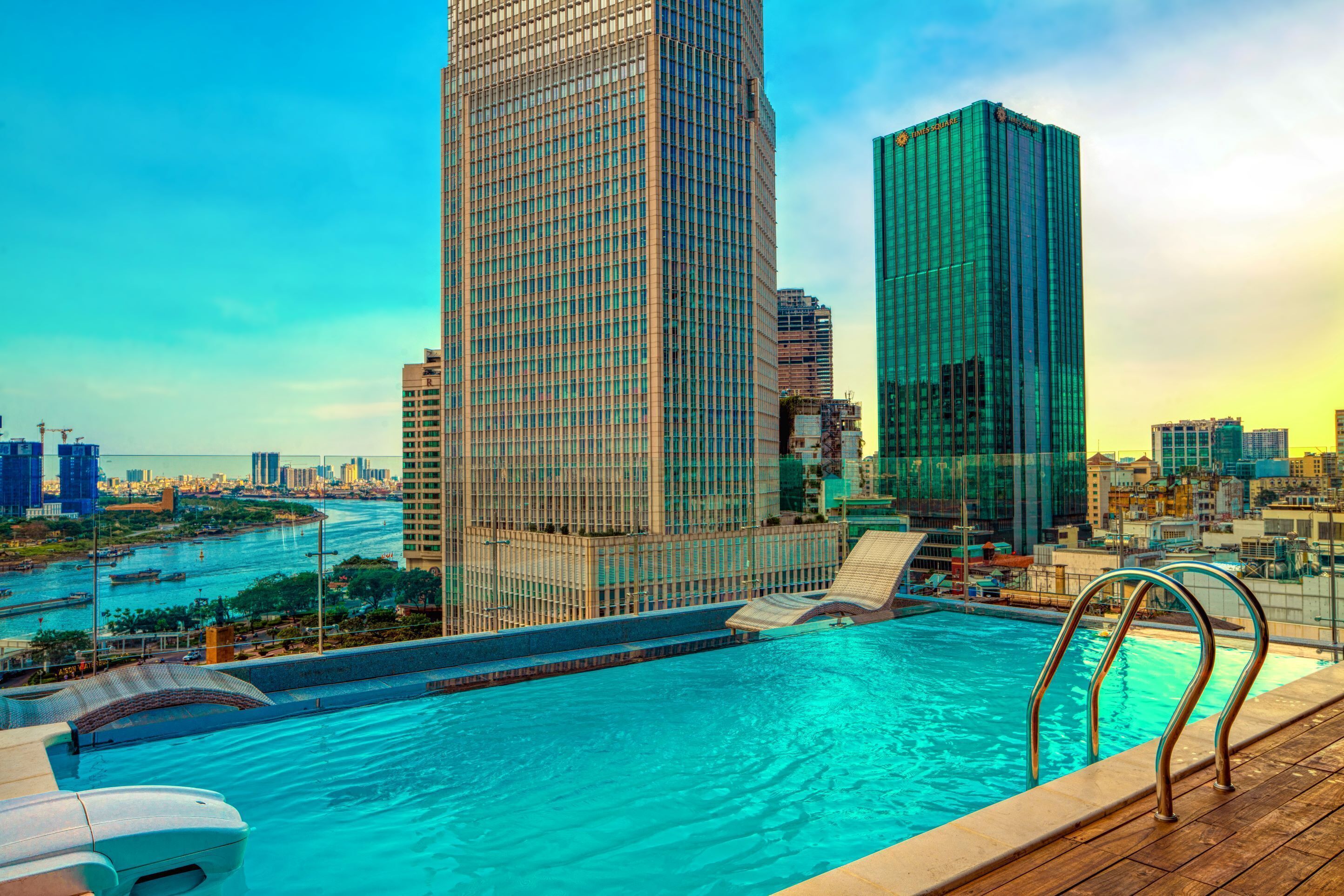 室外游泳池，06:30 至 21:30 开放，日光浴躺椅