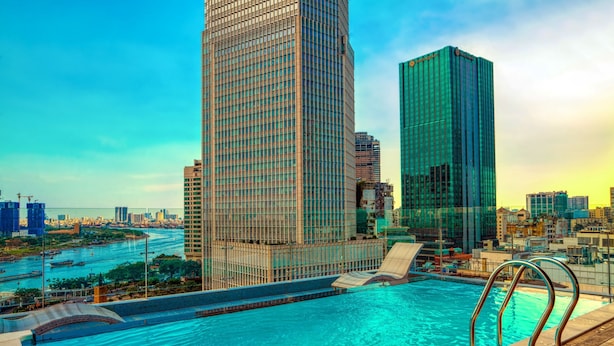 Una piscina con vistas a edificios altos y un río.