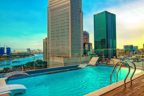 Een buitenzwembad, open van 06.30 uur tot 21.30 uur, en ligstoelen