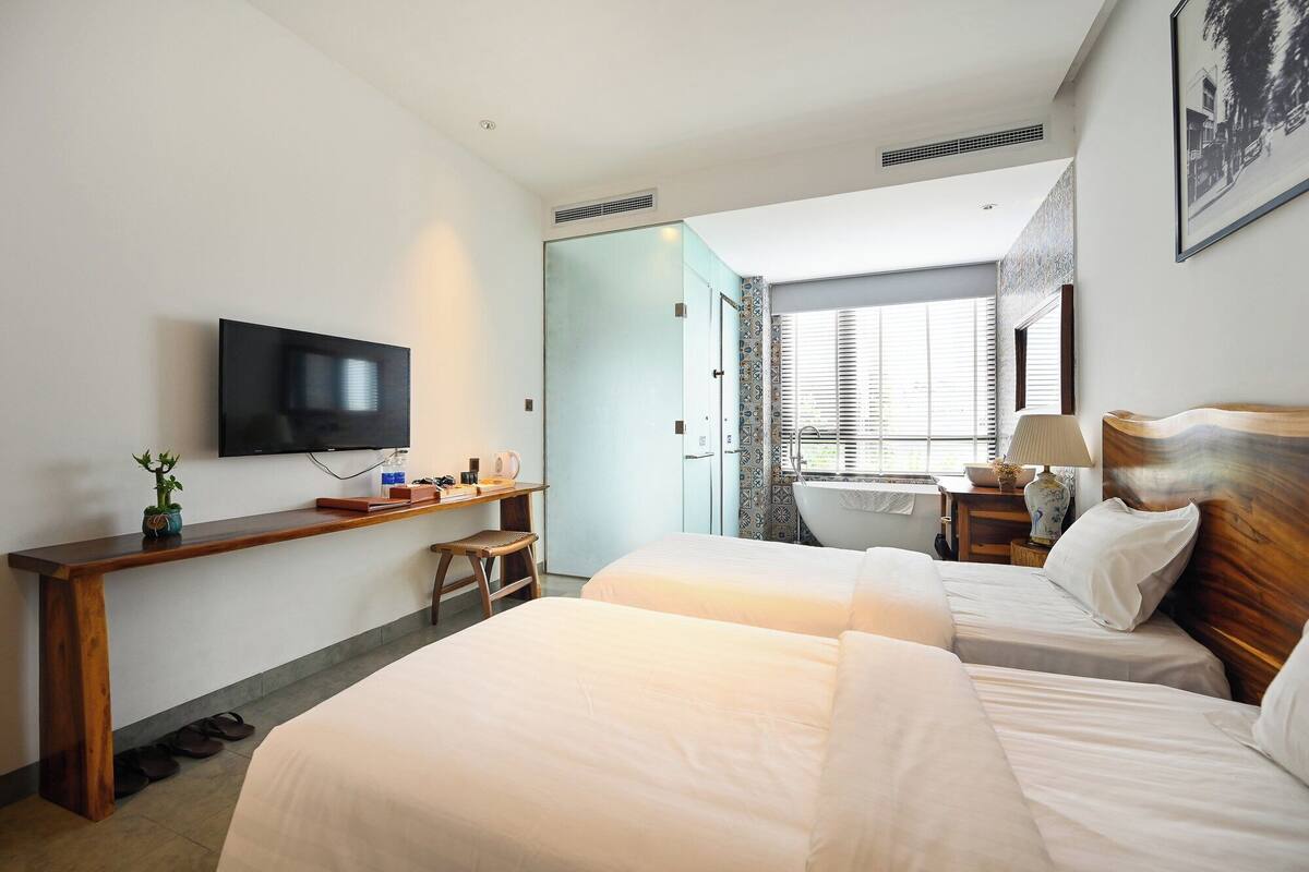 Habitación ejecutiva | Minibar, caja fuerte, escritorio y cortinas opacas