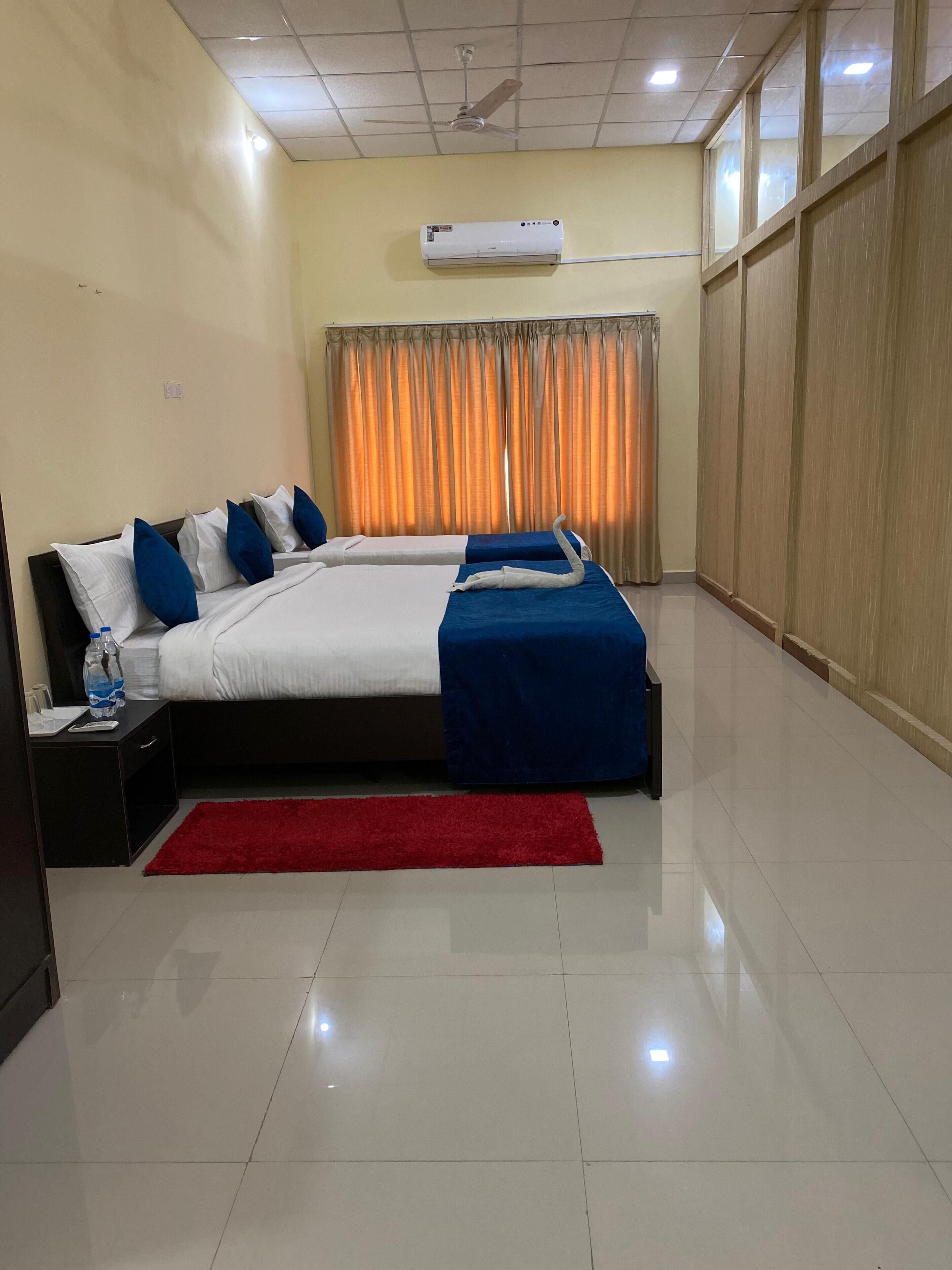 Suite Deluxe, varias camas | Ropa de cama de alta calidad, mobiliario individual, ropa de cama