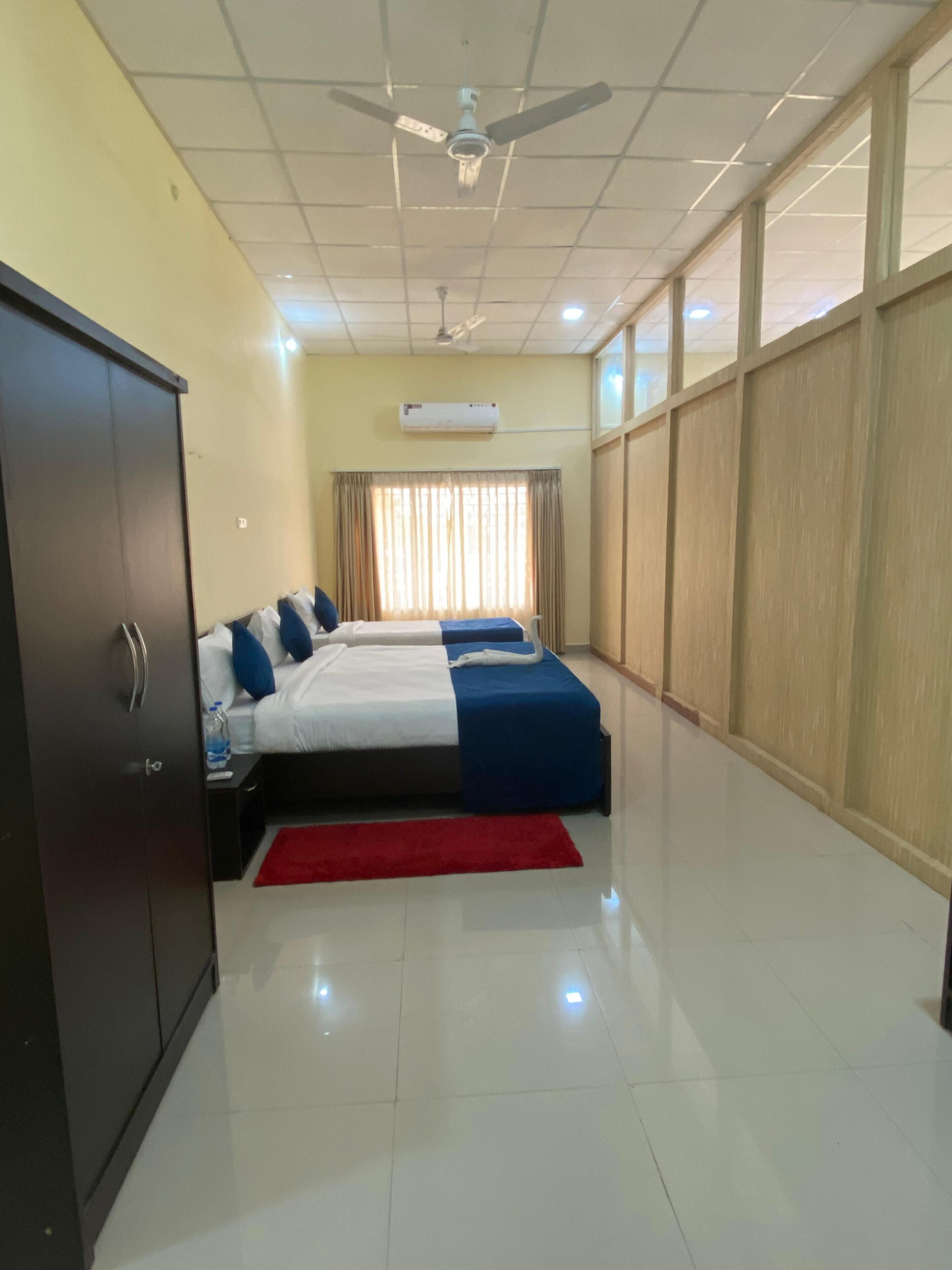 Deluxe-sviitti, useita sänkyjä | Ylelliset vuodevaatteet, yksilöllisesti kalustettu, vuodevaatteet