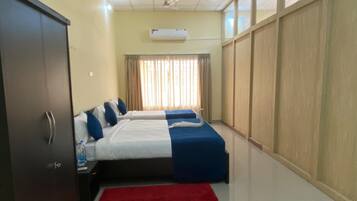 Deluxe-sviitti, useita sänkyjä | Ylelliset vuodevaatteet, yksilöllisesti kalustettu, vuodevaatteet