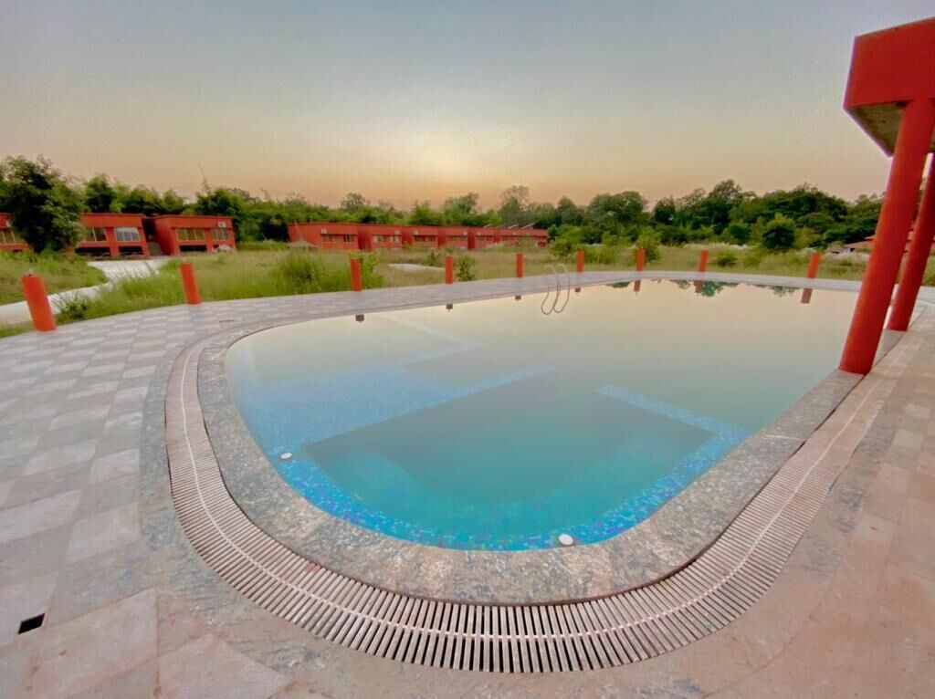 Una piscina al aire libre