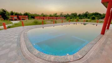 Una piscina al aire libre