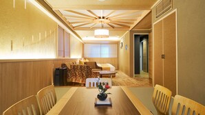 A modern dining area with a wooden table, chairs, and a decorative centerpiece. - Private Hotel Kanazawa SHIKI (Kanazawa)