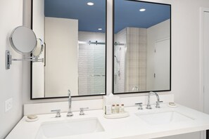 Shower, hair dryer, towels - Hotel Indigo Tallahassee - Collegetown by IHG (Tallahassee)