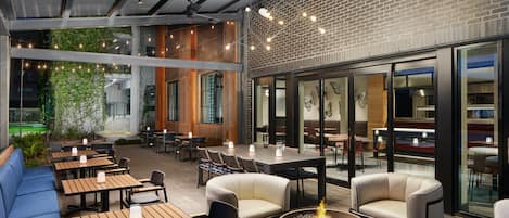 Frokost og middag serveres